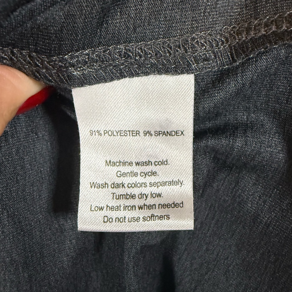 UNTUCKit Short Sleeve Crew Performance Tee in Charcoal - Picture 4 of 8